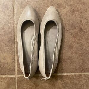 GUC Light gray leather flat
